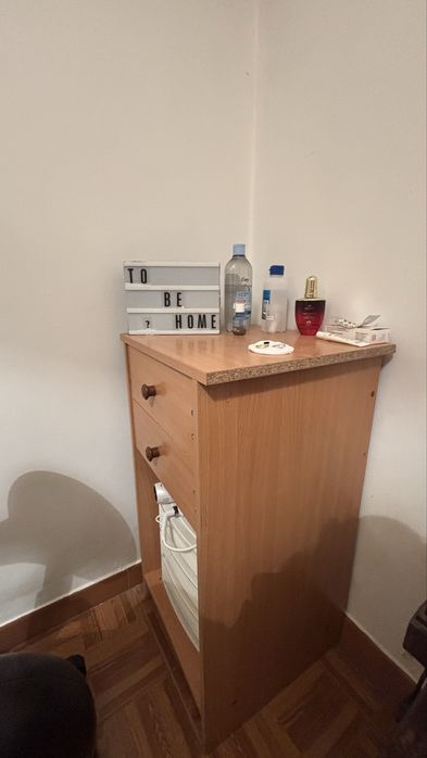 mesa de cabeceira em madeira