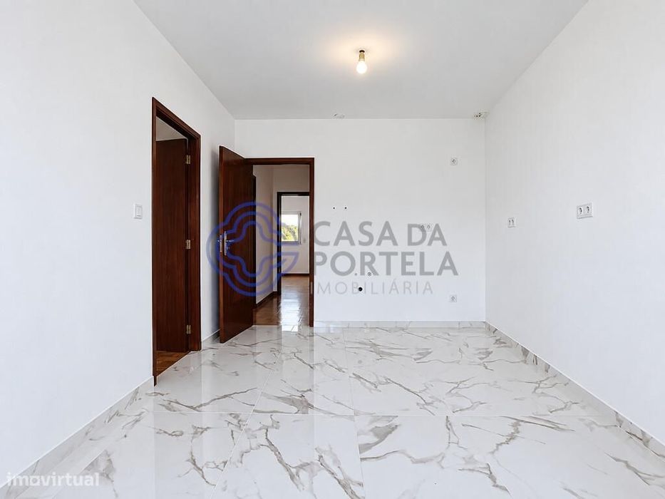 Moradia T2 completamente renovada, com terraço e jardim, a menos de 5