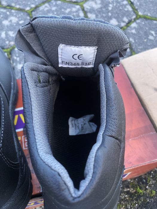 Vendo botas de biqueira de aco novas numero 41 .