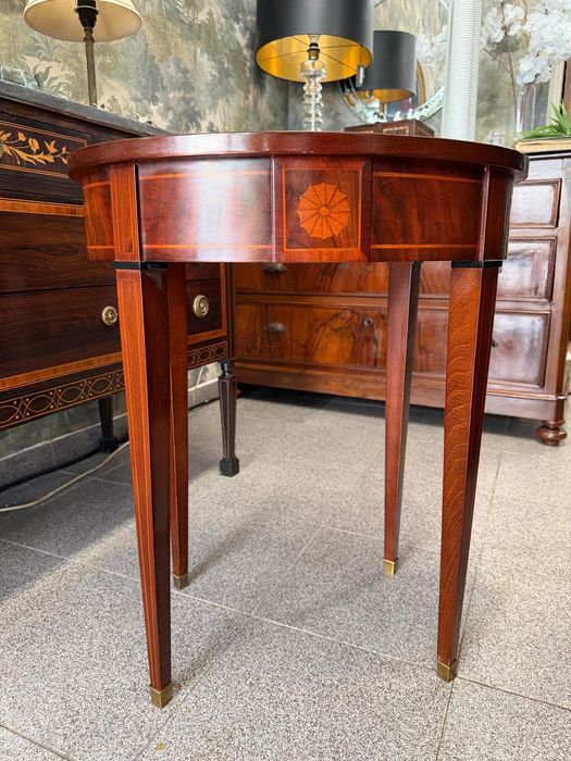 Mesa de Apoio Oval Antiga / Estilo Hepplewhite em Mogno com Embutidos.