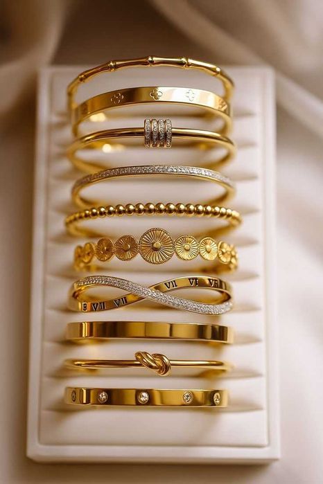 Pulseiras douradas