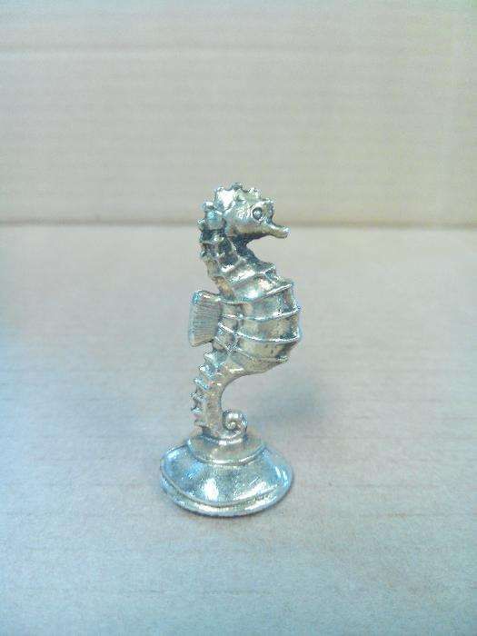 figuras em metal