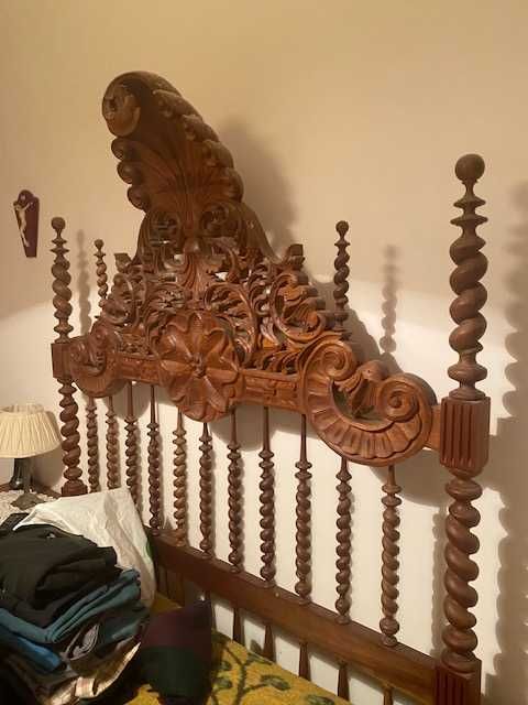 Cama casal Antiga + Restante mobília