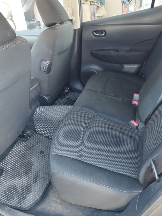 Продам Nissan Leaf.