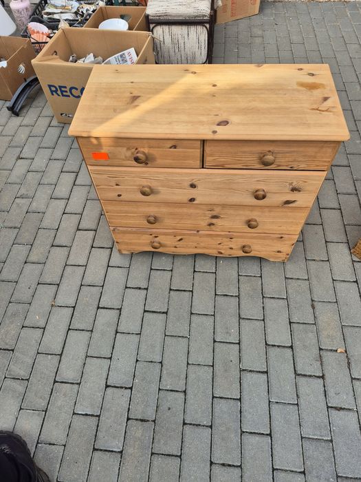 Zgrabna szafka sosnowa