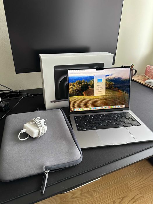 MacBook Pro M3 14" cali + oryginalna ładowarka 70W + futerał