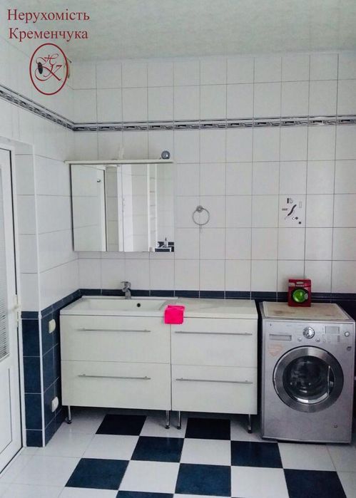 Продаж 3-поверхового будинку біля лісу та річки