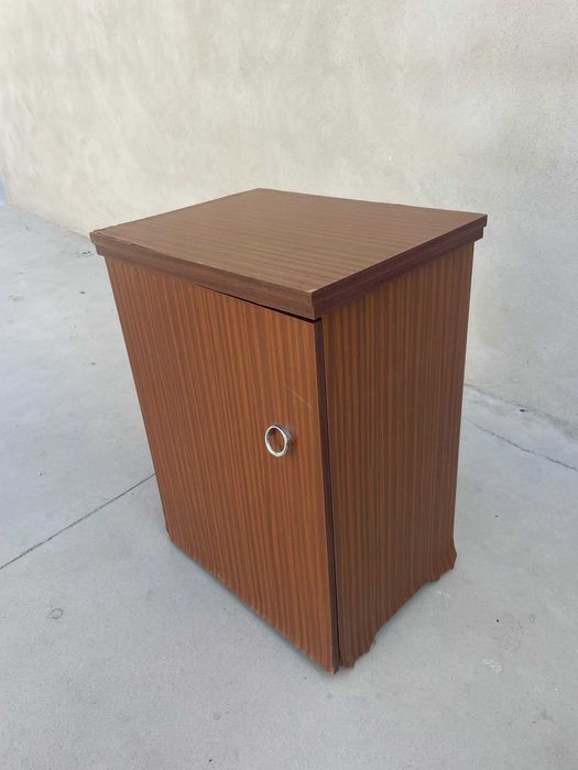 Máquina de Costura Antiga com Móvel – Para Decoração ou Restauro