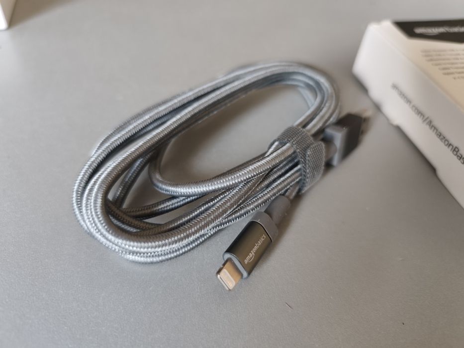 pleciony kabel Amazon Basics ze złącza USB-A na Lightning o długości 1,8 m