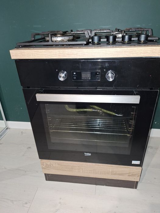 Piekarnik elektryczny z płytą gazową