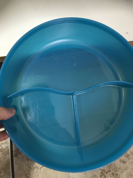 Vendo prato com divisoes tuperware