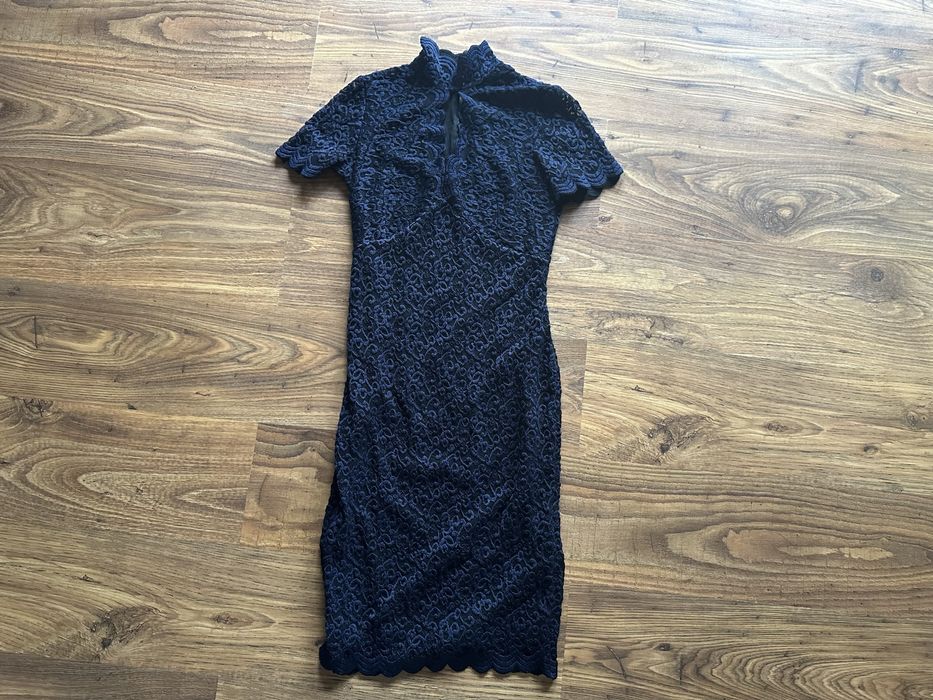 Gotycka sukienka czarna koronka ze stójką krótki rękaw