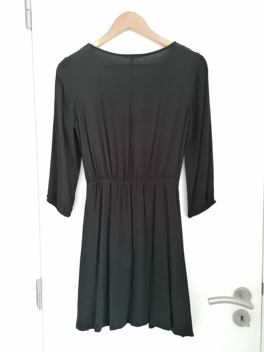 Vestido preto curto e mangas 3/4