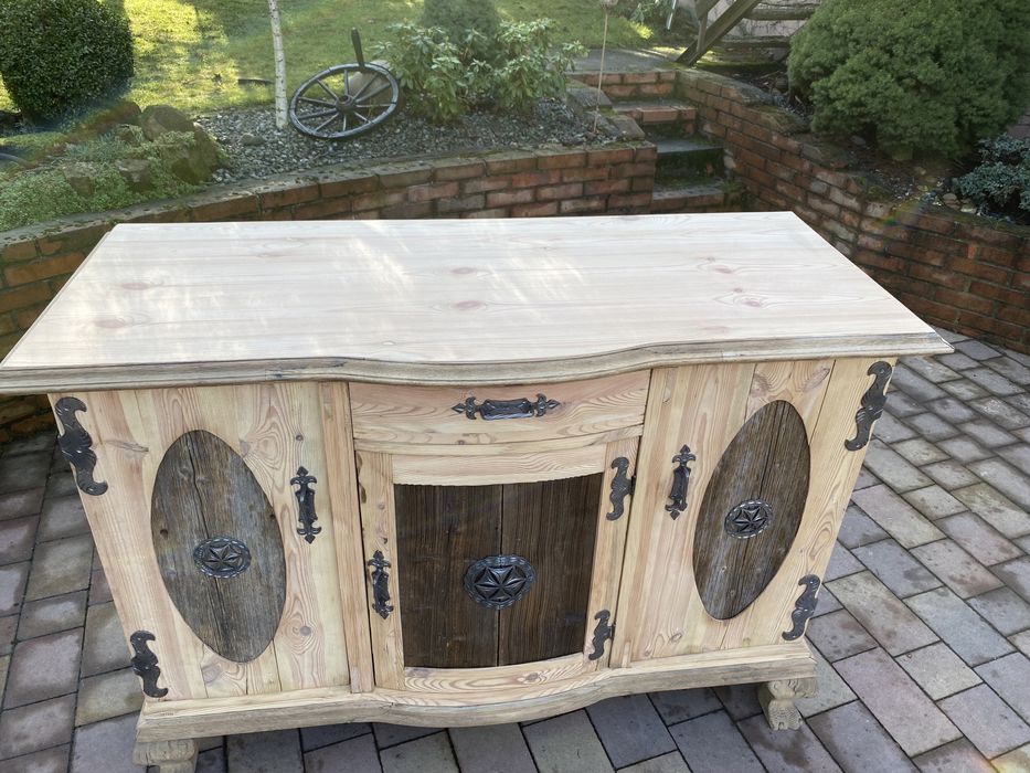 Stara komoda , oczyszczona , surowe drewno.