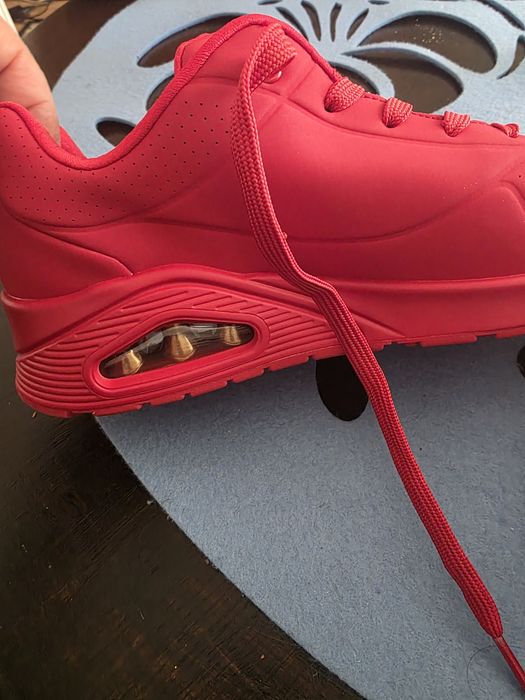 Czerwone skechersy