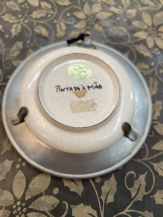 Prato em porcelana pintado à mão! Com rebordo em 95% de  estanho!