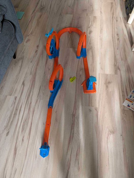Tor Hot Wheels Track Creator Trzy pętle JDW39
