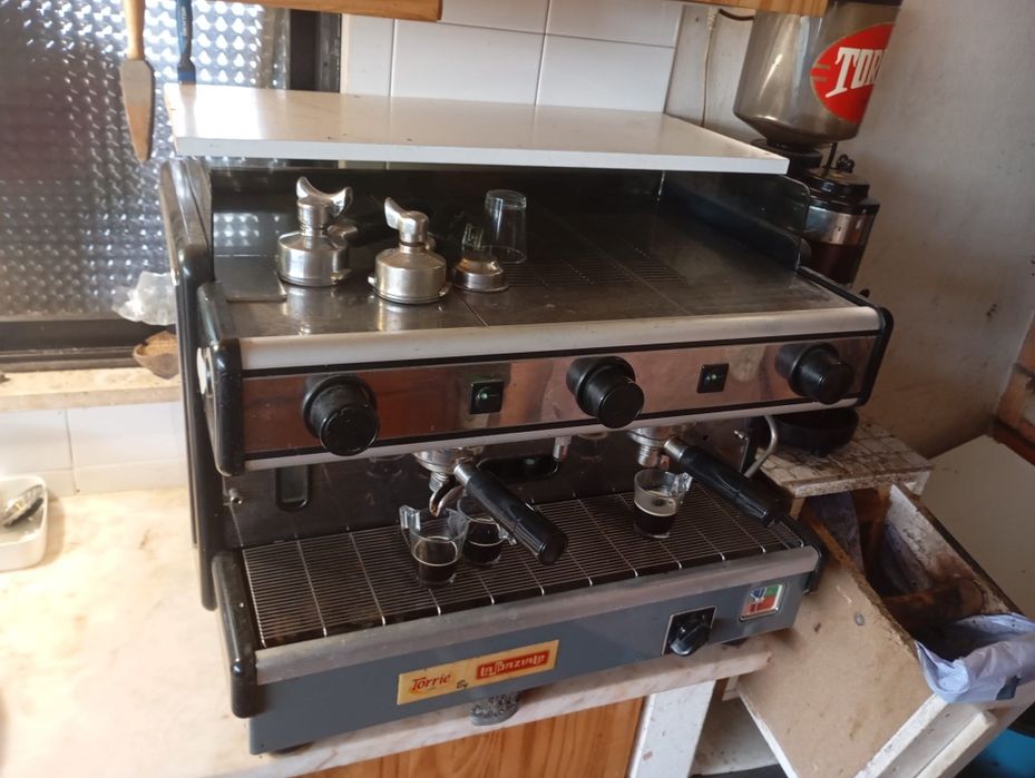 Máquina de café industrial com moinho