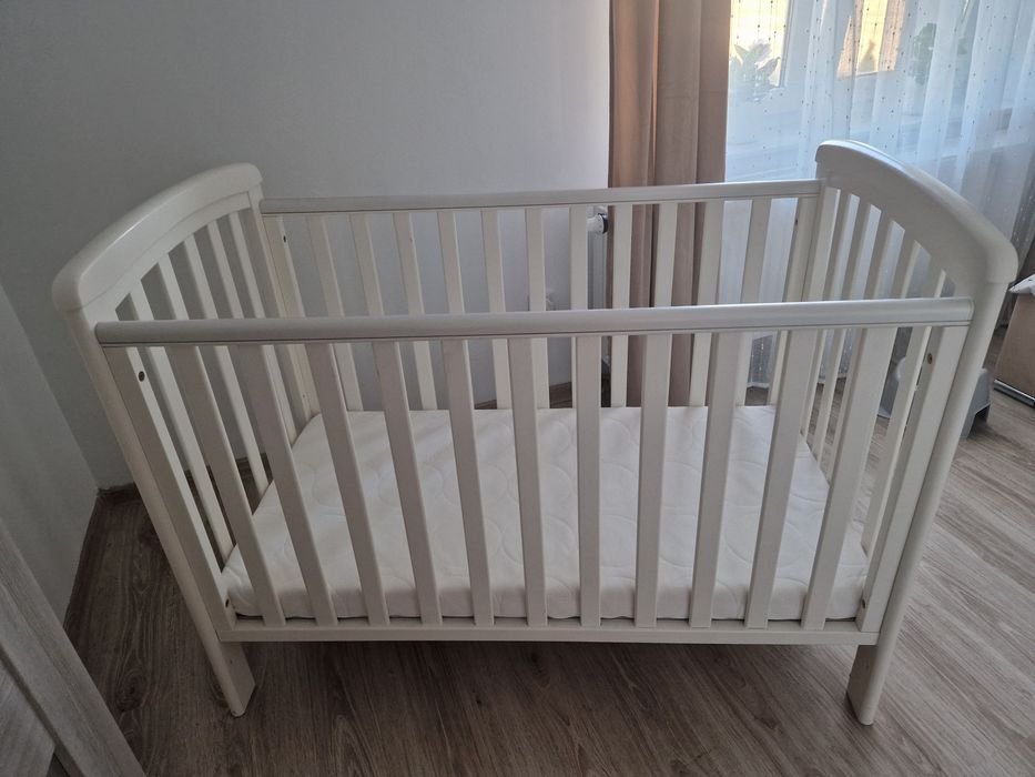 Łóżeczko dziecięce z materacem