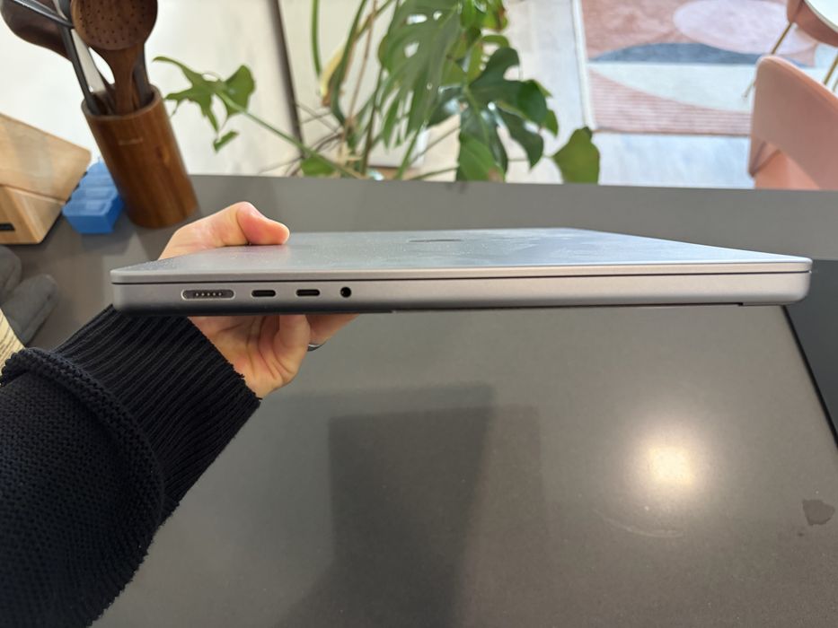 Macbook Pro 16” 2023 M2 32gb ram 512GB