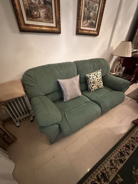 Sofa verde esta em bom estado