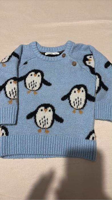 Niebieski sweter z pingwinkami 86 cm