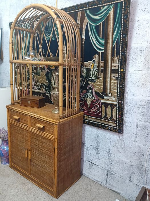 Móvel em bambu, exemplar estado.
Muito  versátil e com um design desigual. Medidas em foto no anúncio.
Intervenção de restauro