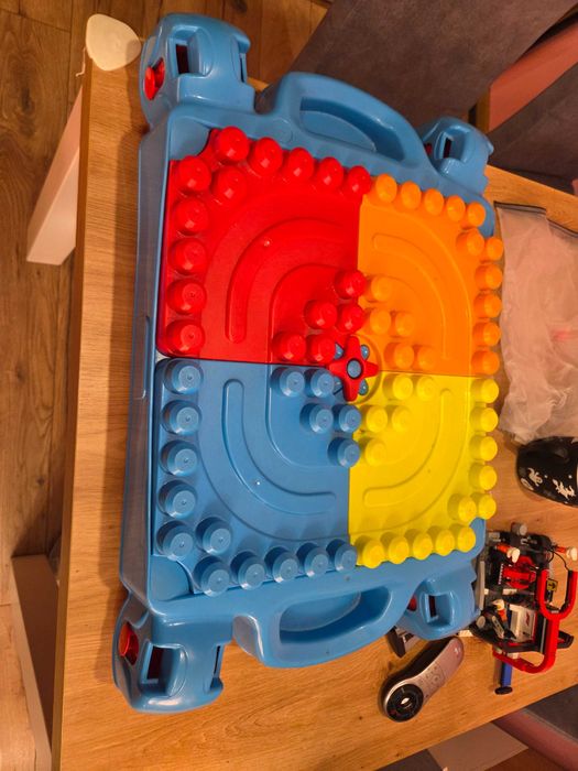 Stolik z torem i klockami