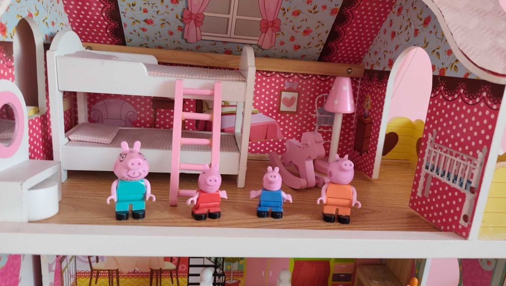 Drewniany domek dla lalek