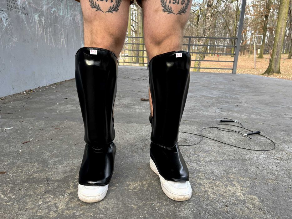 Shin Guards  
Ochraniacz goleni Boks