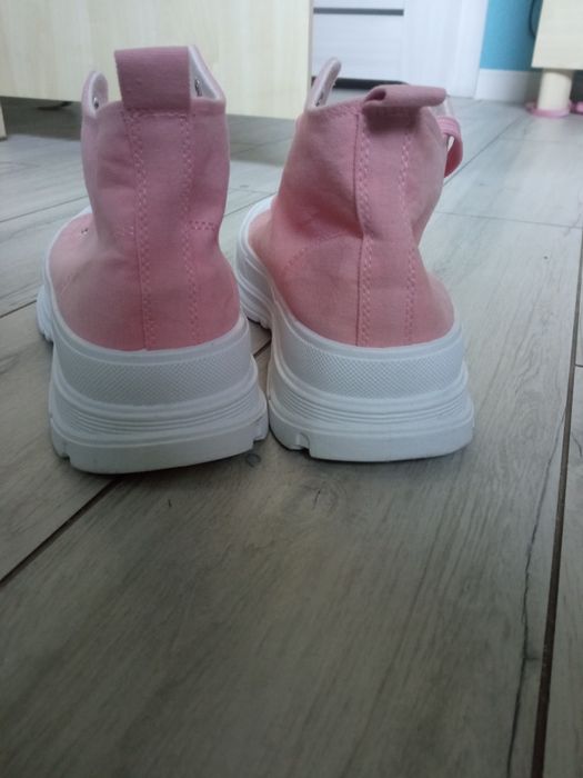 Trampki na koturnie za kostkę