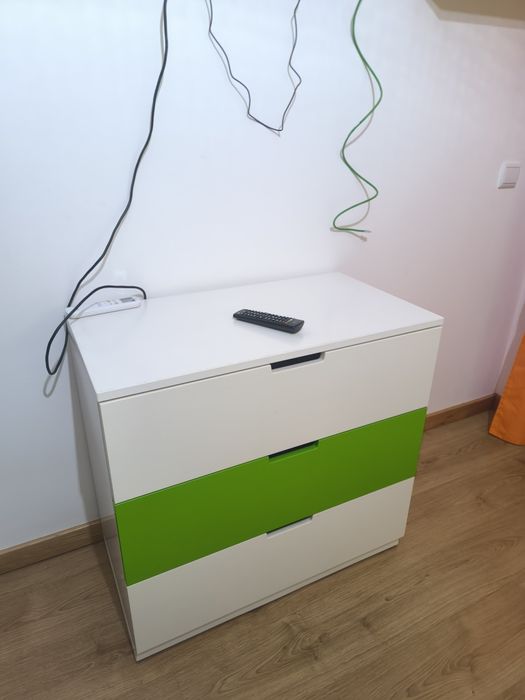 Cama de solteiro + colchão e mesas de cabeceira