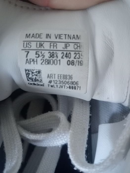 Białe buty adidas