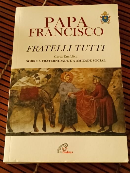 Livro, crucifixo em casca de carvalho ( cortiça) e metal