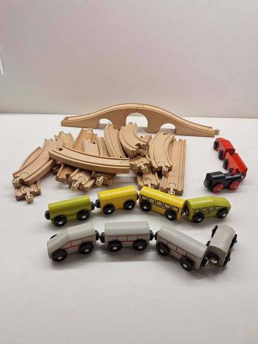 Conjunto de comboios e carris de madeira