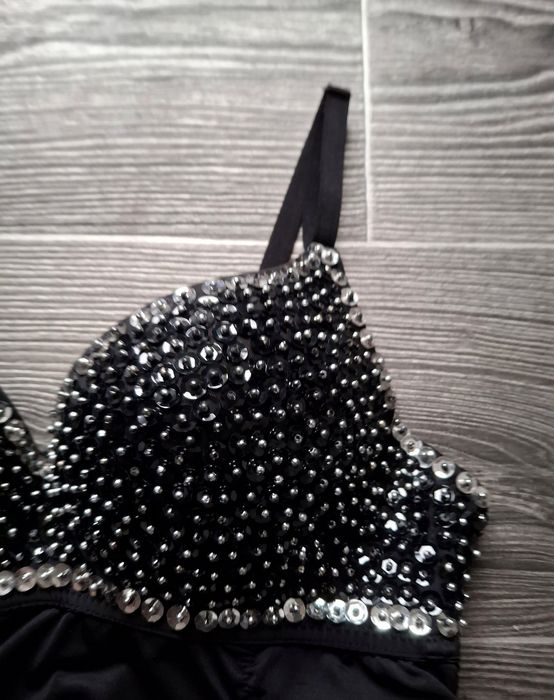 Неймовірна чорна сукня з паєтками і стразами