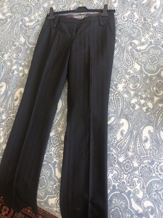 Calças pretas clássicas de mulher da marca Firetrap