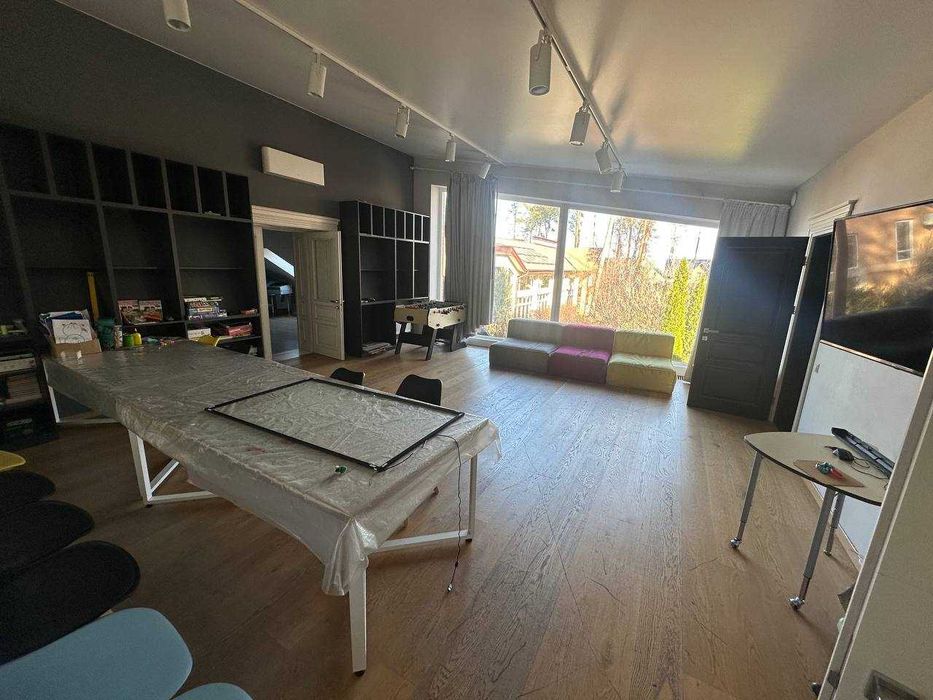 Будинок з басейном 1160 м2, 33 сотки в Ірпені