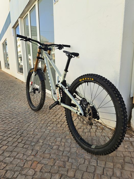 Bicicleta de downhill commencal V5