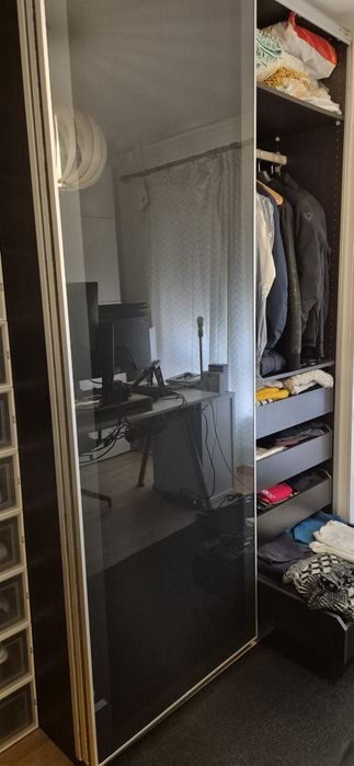 Roupeiro IKEA PAX em preto com portas de vidro negro