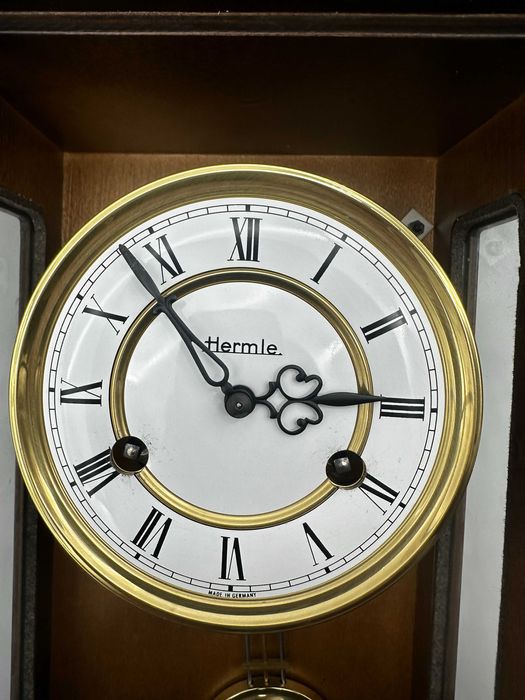Stary wiszący zegar Hermle nakręcany wahadło drewno.