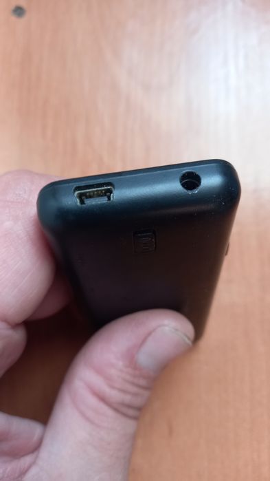Продам mp3 плеер Iriver E30 на 2 гб.памяти,косметика-на фото,технически-полностью рабочий.