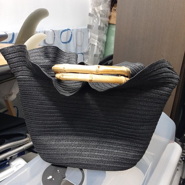 Cesta Média com folho e fecho de correr nova em Preto Lola Casademunt