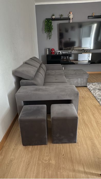 Sofa usado, poucas marcas de uso.