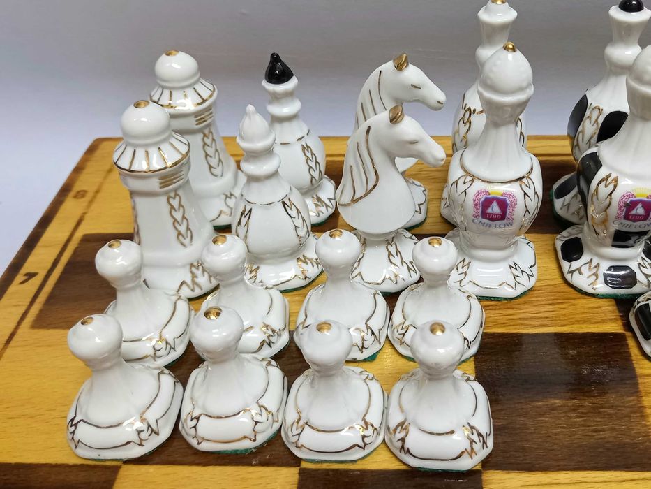 Porcelanowe szachy, Ćmielów