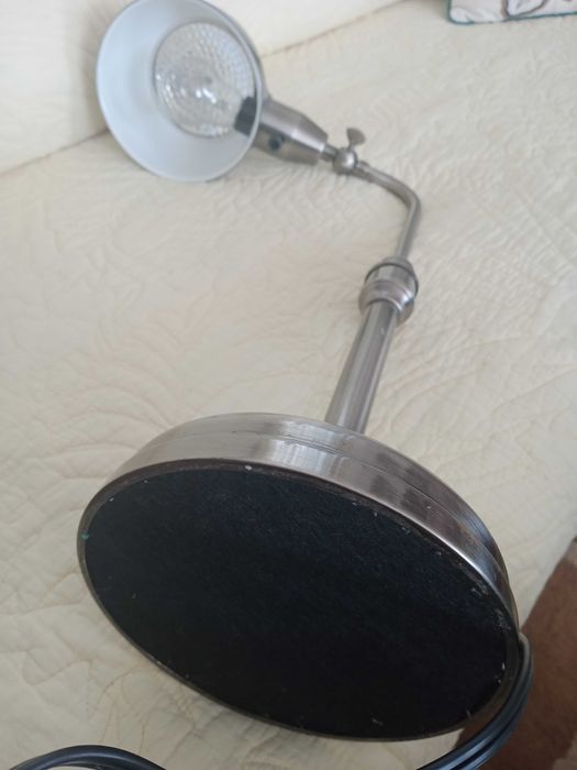 metalowa lampka stołowa