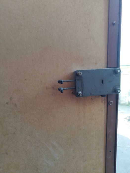 Продаються гаражні ворота розміром 291 на 191 см.