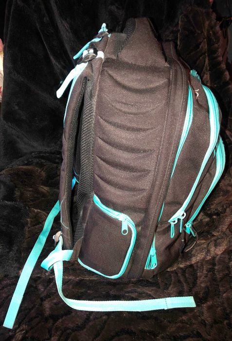 Продаю шкільний бірюзовий рюкзак бренду all out має місце для ноутбука