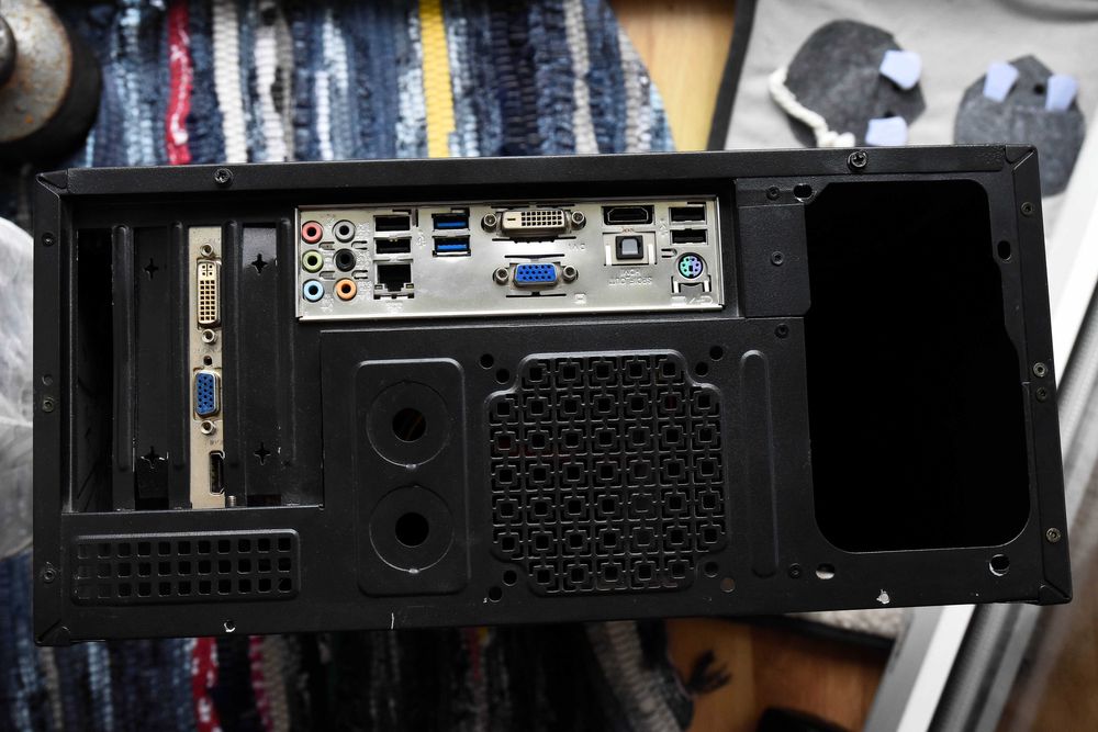 Niekompletny komputer stacjonarny AMD