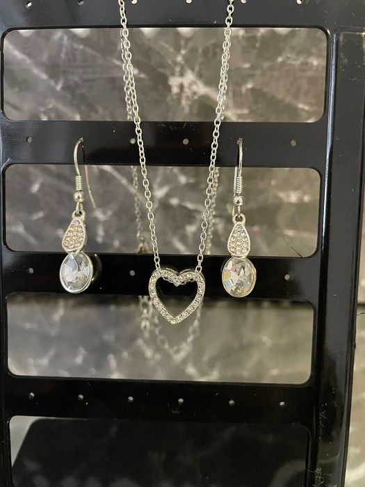Conjunto colar e brincos novos